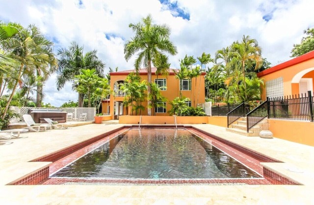 Ginger Fancy - 5BR on Golf Course with a Pool!