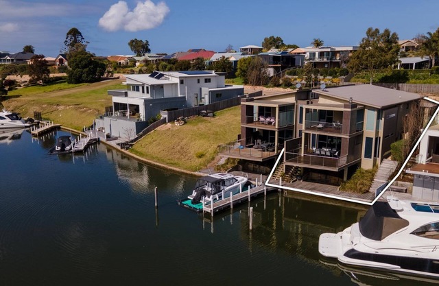 Gippsland Lakehouse A: Magnificent home with jetty, fireplace & lake views