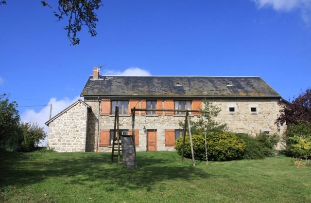Gite de France 3 ears, isolated in the countryside on the edge of a pond,