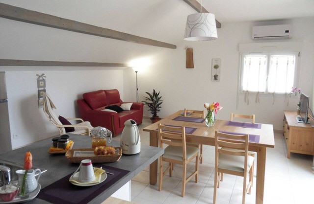 Gîte 'Fleur De Thym' with Shared Pool, Communal Terrace and Air Conditioning
