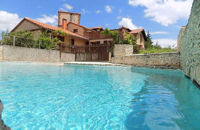 Gîte for two to six people, swimming pool, bowling green, spa, tennis.