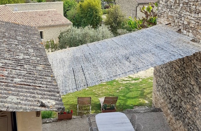 GIte in a quiet hamlet near Gordes