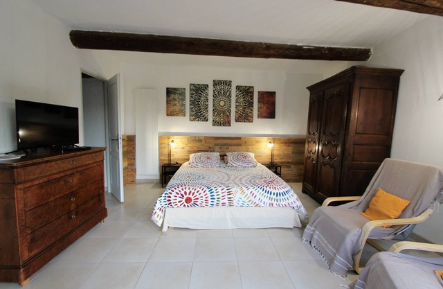 Gite Le Petit Luberon classified 3* in magnificent property in village center