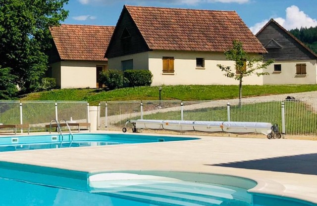 Gite on small park with swimming pool in the Lot