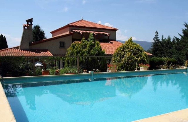 Gite rental at the foothills of the Canigou mountain with swimming pool.