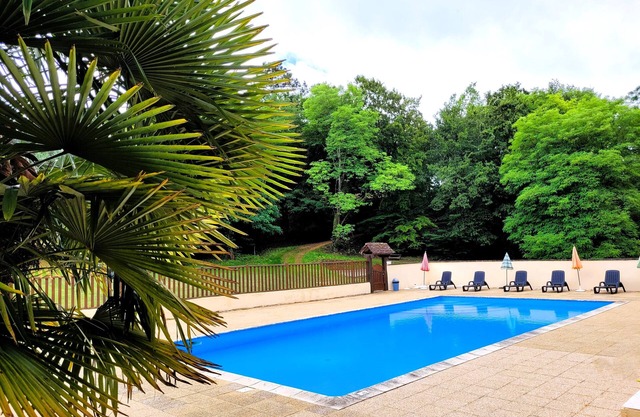 Gite sleeps 10 to 12 heated pool to share wifi
