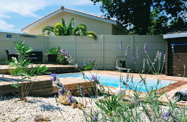 Gîte with heated swimming pool View of vineyards