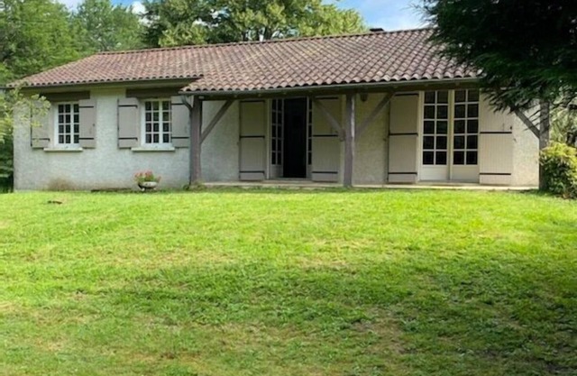Gîte with ponds in green Perigord