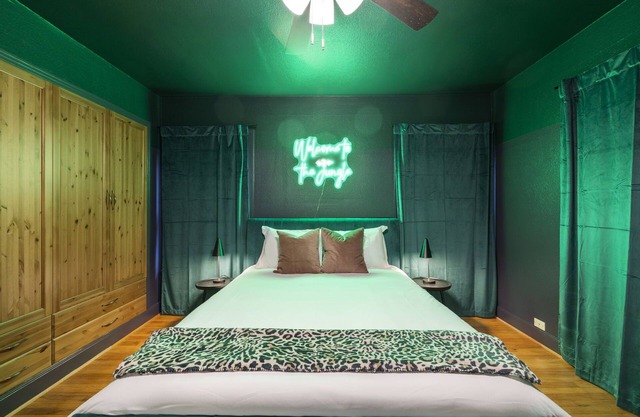 Glam Getaway~10 min to Downtown~Sleeps 9!