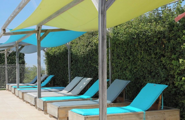 Glamping 'Safarilodge Standard Tent 6 4 Pers' with Private Terrace, Shared Garden and Wi-Fi