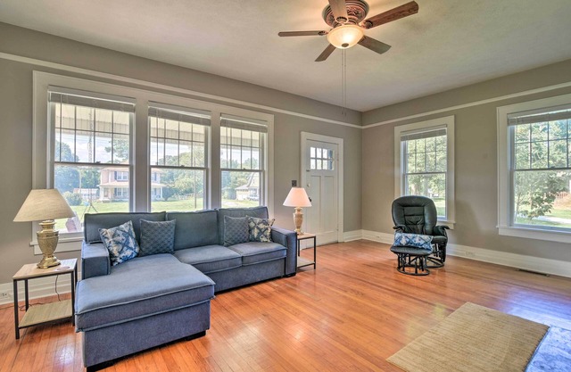 Glasgow Home w/Porch: Close to Lake & Caves!