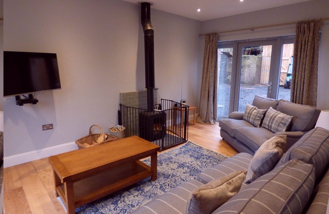 Glorious Gardeners Cottage - Sleeps 4