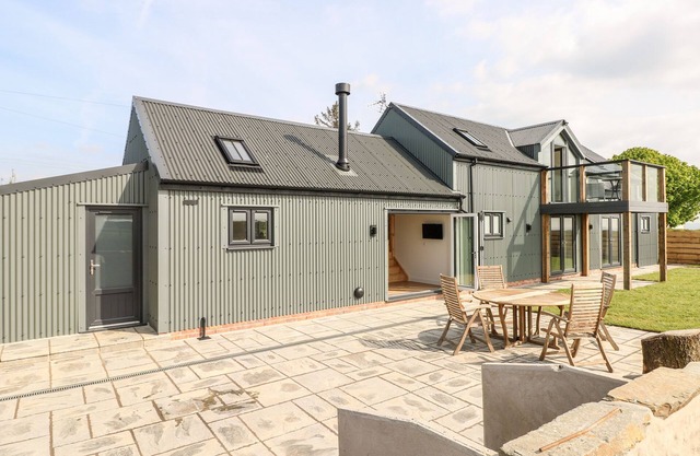 GLOWTY BRYNBEDW, pet friendly, luxury holiday cottage in Efailwen