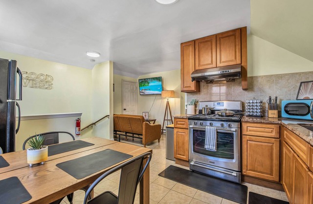 Golden Gem in the Heart of East Rock | Cozy Comfortable 3BR Near DT | Yale