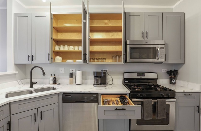Golden! Sleeps 8/2.5 Bath Townhome