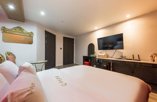 Gongju Q Hotel