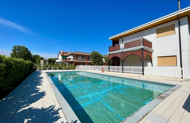 Gorgeous villa for 8 with shared pool