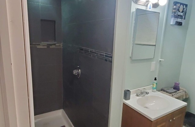 Gorgeous Apartment Near UBS Arena!