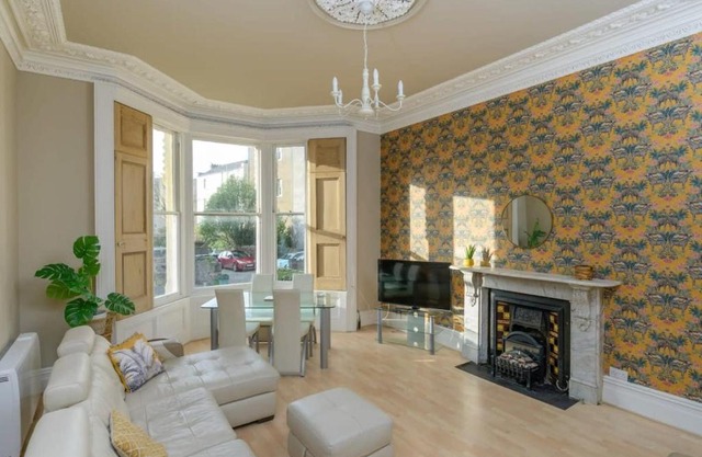 Gorgeous Apartment Seconds from Seafront Clevedon