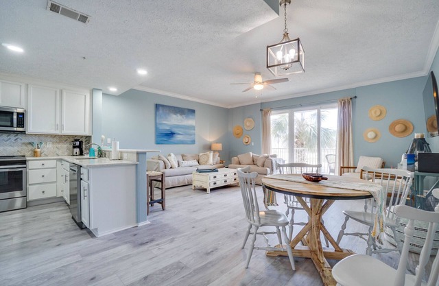 Gorgeous condo with gulf views, pool & hot tub in Mexico Beach. Sleeps 6.