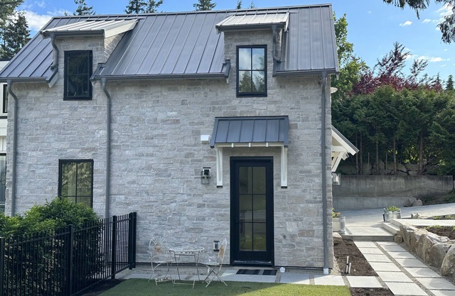 Gorgeous Cottage retreat only steps to trails, beaches and local shops.