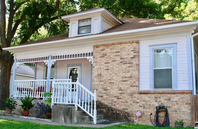 Gorgeous Garden St. House -Close to Downtown, Shops, Cafes, Parks, Music, Trails