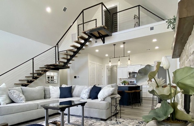 Gorgeous 'Hi-Tech' Lakeside Home! Book 3 Days Get 10% Off!