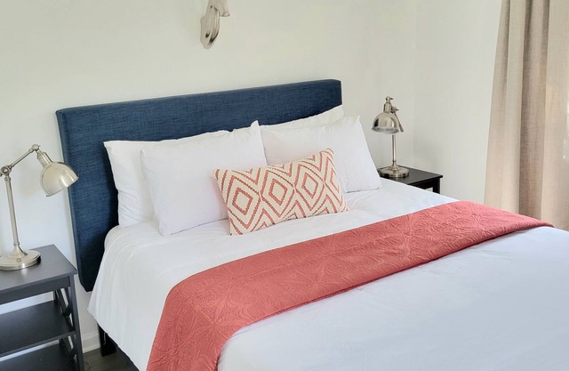 Gorgeous Hill Country Cottage minutes from wineries and more!