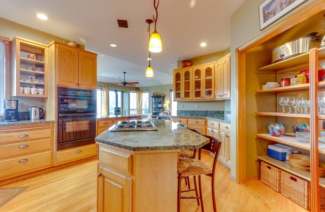 Gorgeous home with private hot tub, Columbia River Gorge views & deck