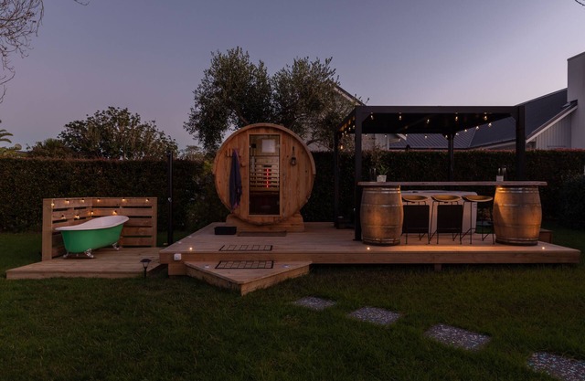 Gorgeous House with Sauna + Hot Tub + Sleepout at Omaha Estuary