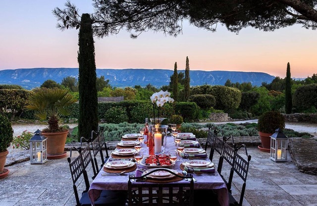 Gorgeous in Gordes, Elegantly Furnished with Pool, Tennis and Views
