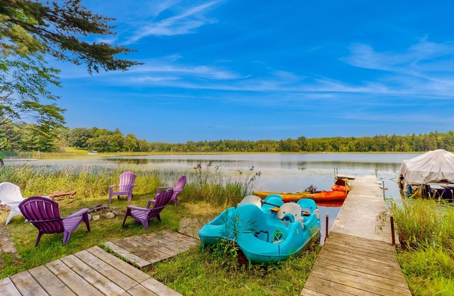 Gorgeous lakefront home w bunkhouse, private yard and large deck
