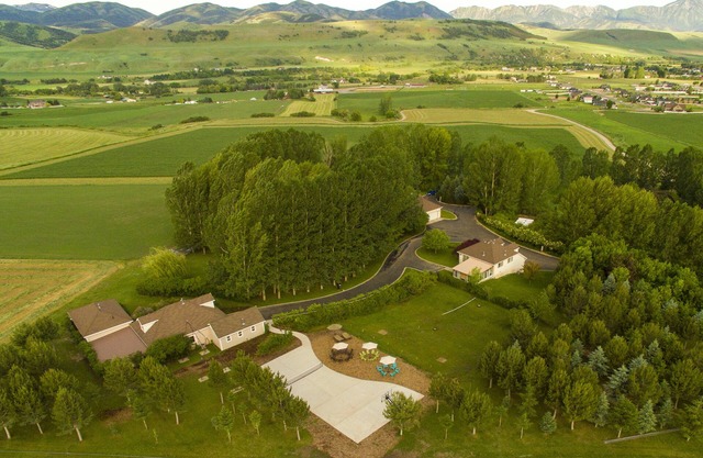 Gorgeous Location, Many Outdoor Activities, Sleeps 49 in Beds + Camping