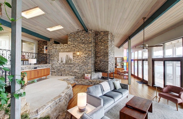 Gorgeous MCM Lake House on Lake Buchanan! Pool & Hot tub! The lake is full!