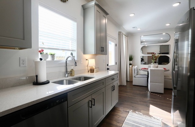 Gorgeous NEW Townhome - Close to Campus & Jackson Ave!