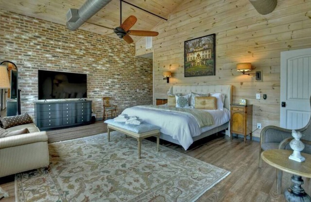 Gorgeous Penthouse On Main in Downtown BR