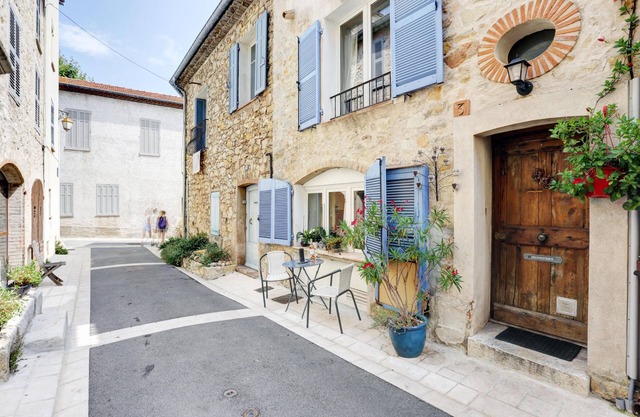 Gorgeous townhouse in the centre of Valbonne with LARGE ROOF TERRACE and AIRCON!