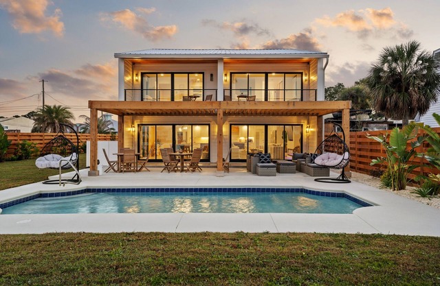 Gorgeous Waterfront Luxury Beach House Sleeps 16, Bay front with kayaks & pool!