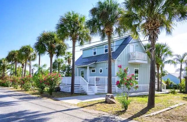 Grace's Cottage w/pier & Beautiful pool
