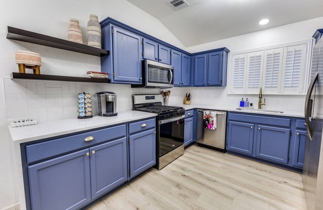 Gracie's Getaway-Newly Renovated with Pool Access!