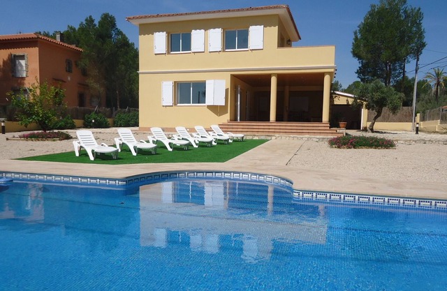 GRAN VILLA DE 5 DORMITORIOS CON PISCINA PRIVADA CERCA DE LA PLAYA