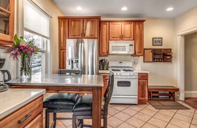 Grand 10 Room Home Near Boston Sleeps 9 with free parking