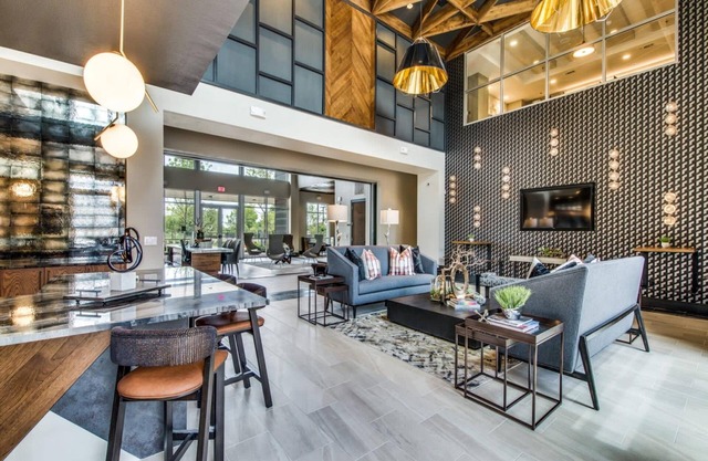 Grand 1BR King Suite Close to Downtown w Fast Wifi