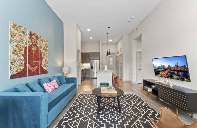Grand 1BR luxe suite close to Downtown w/fast WiFi