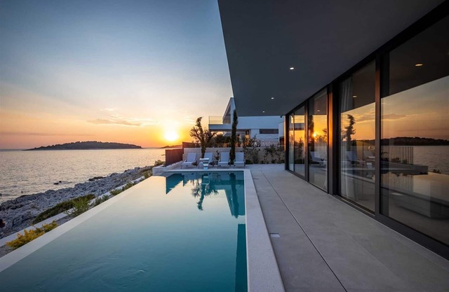 Grand 5-Bedroom Villa for 10, with a hydromassage infinity pool
