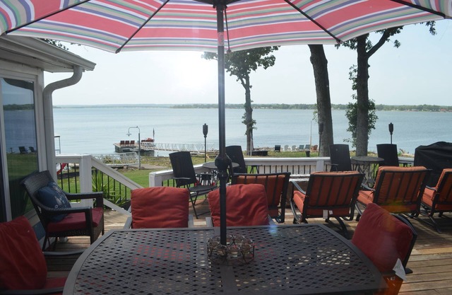 GRAND PANORAMIC RETREAT, 6 BR, 3 BA, 300' Lakefront, Hot Tub, Dock & Launch! NEW