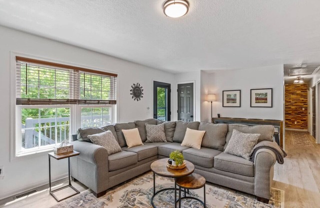 Grand Ridge Grove: 3BR, 2.5BA Gathering Home