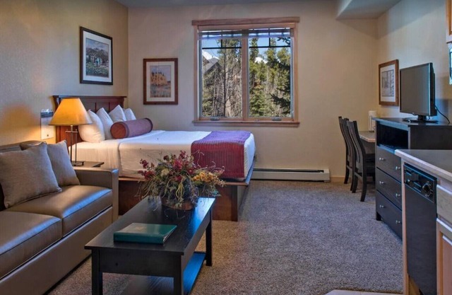 Grand Timber Lodge Studio Ski-In Short walk to Beaver Run lift