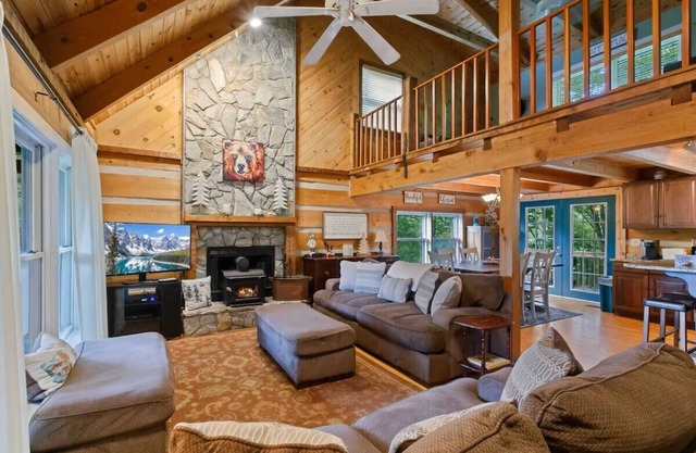 Grandfather Vista is a 3-bedroom true log cabin in charming Banner Elk with AC