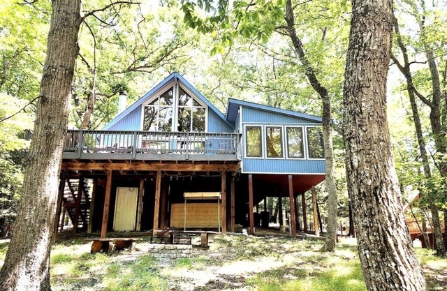 Grateful Moments Cabin in the Woods Resort, Hot tub, Fire Pit, Golf, Access pool